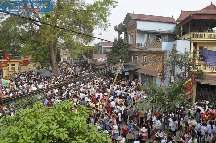 Ngay từ sáng sớm, hàng vạn người dân trong hai xã và những người ở các xã lân cận đã đổ về sân vận động của xã Đồng Tâm nơi trung tâm diễn ra các hoạt động của lễ hội.